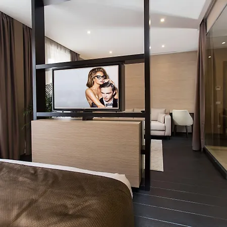 Dominic Smart & Luxury Suites - Republic Square-3