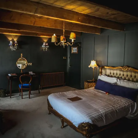 Le Petit Chateau & William De Percy-3