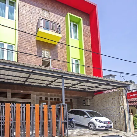 Reddoorz Near Trans Studio Mall 2-3