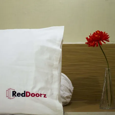 Reddoorz Plus Near Isola Upi-2