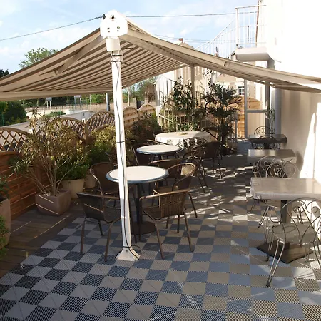 Confort Hôtel Thouars-3