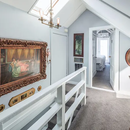 Queen Vic Guest House (Adults Only)-2