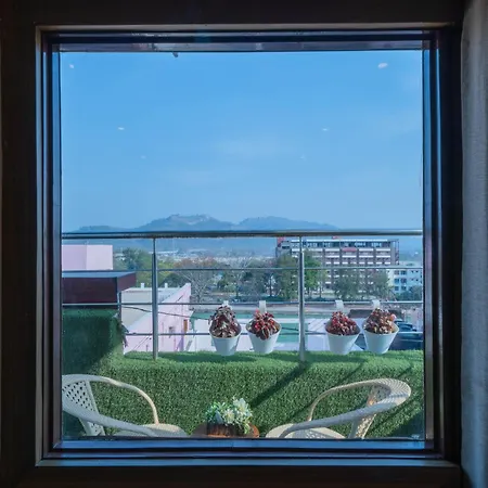 Perfectstayz Premium At Harkipauri Road - Ganga View Rooftop Cafe-2