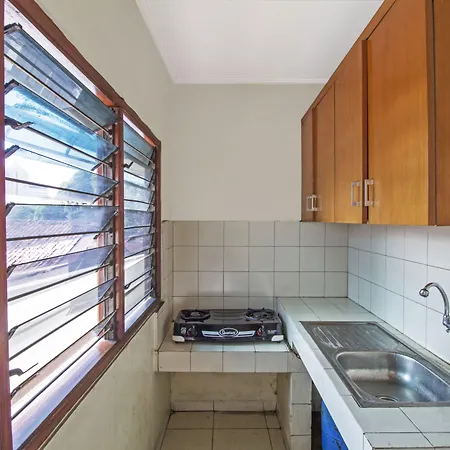 Reddoorz Plus Near Ciputra World Kuningan 2-2