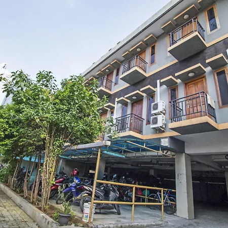 Reddoorz Plus Near Ciputra World Kuningan 2-3