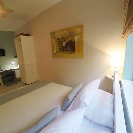 Dolphin Inn Guesthouse-3