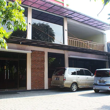 RedDoorz Plus near Stadion Mandala Krida-2