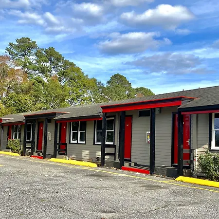 Whistling Pines Motel- Daily And Extended Stay-2