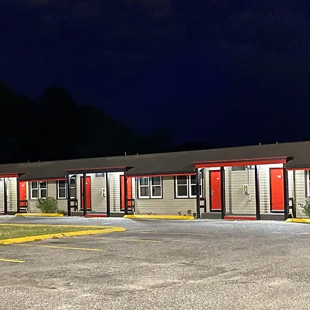 Whistling Pines Motel- Daily And Extended Stay-3