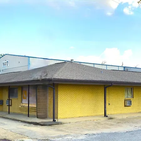 Relax Inn By Oyo Sulphur Hwy 90-2