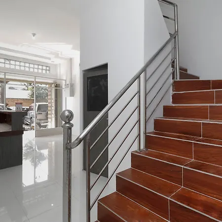 RedDoorz Plus near RS Royal Prima Medan-2