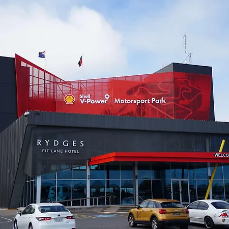Rydges Pit Lane-2