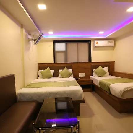 Hotel Happyland-3