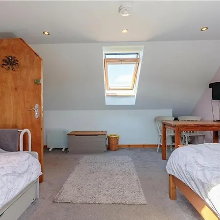 Burnside Cottage & Caravan Woodend-2