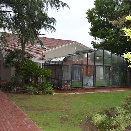 Airport Gardens Boutique Hotel-3