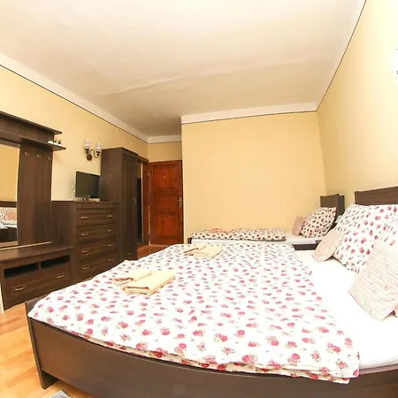 Mini Hotel Abraka & Apartments-2