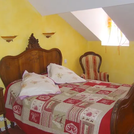 Au Pied Du Chateau-2