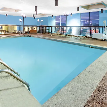 Days Inn & Suites By Wyndham Grand Rapids Near Downtown-2