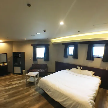 Rycom Crystal Hotel-3