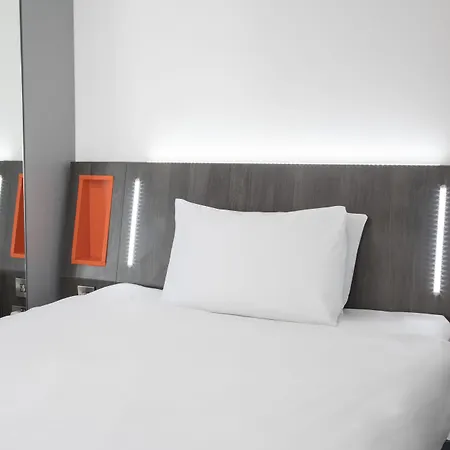 Easyhotel Reading-2