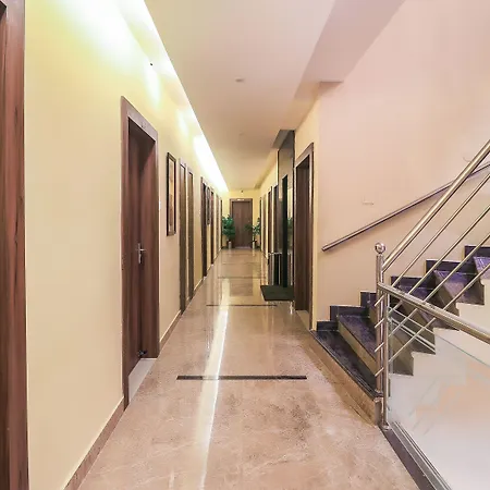 Oyo 7583 Hotel Suraj Palace 1-2