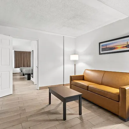 Quality Inn & Suites At Tropicana Field-3