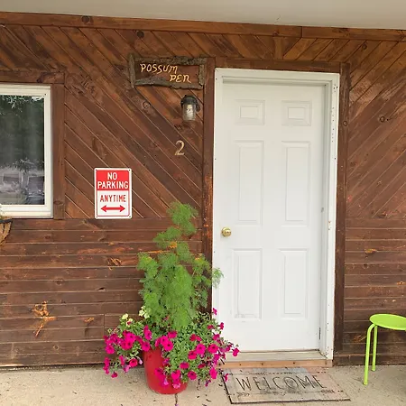 Pine Crest Motel & Cabins-2