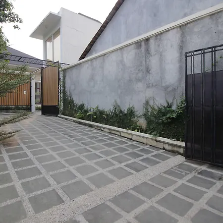 Reddoorz Premium Near Stasiun Lenteng Agung-3