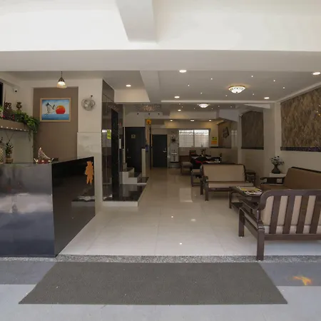 Itsy Hotels Le Clover-3