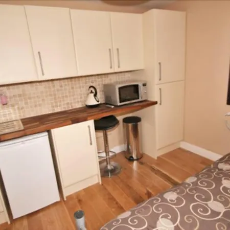 Central Studios Gloucester Road By Roomsbooked - Free Parking-3