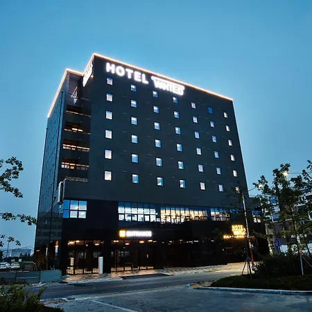 Hotel Wanted-3
