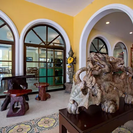 Royal Pineapple Hotel L A Welcome To Wealth And Good Fortune-3