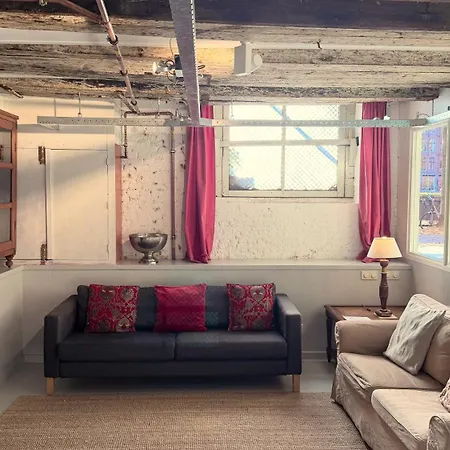 Top-Notch Space Along Canal In Historic Centre-3