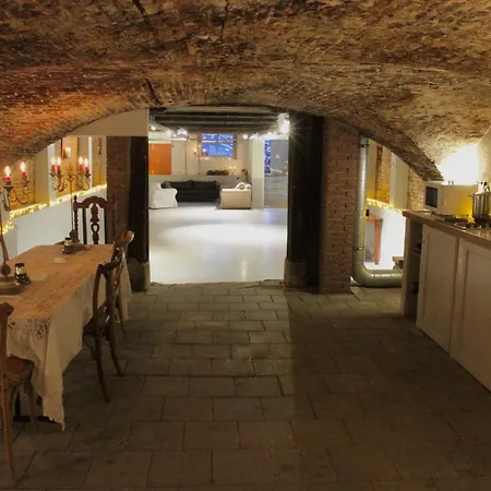 Top-Notch Space Along Canal In Historic Centre-2