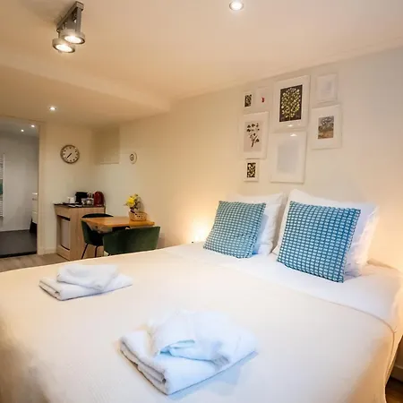 Nassau Canal Suites - In The Heart Of The City-3