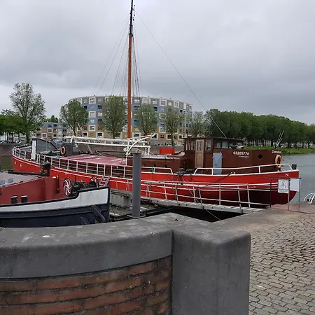Boat Hotel SIX Rotterdam-2