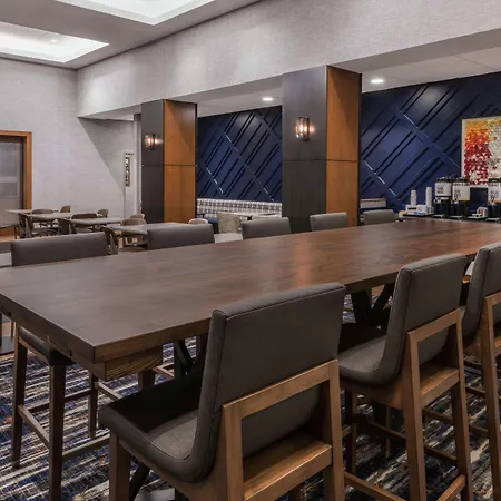 Hampton Inn & Suites Fort Wayne Downtown-3
