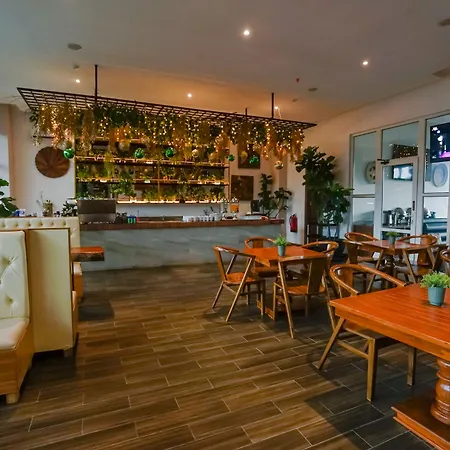 Deli Hotel-2