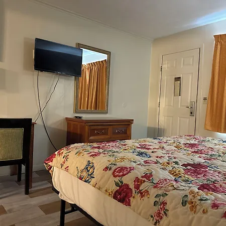 Country Club Inn & Suites-2