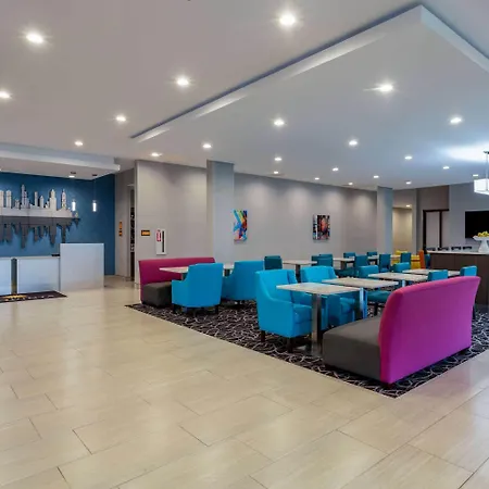 La Quinta Inn & Suites By Wyndham Shorewood-3