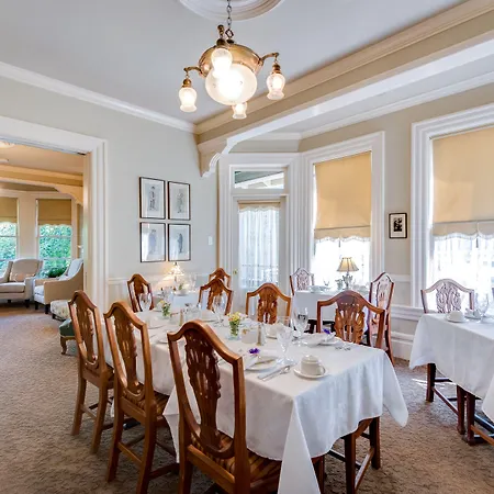 O Canada House Bed & Breakfast-3