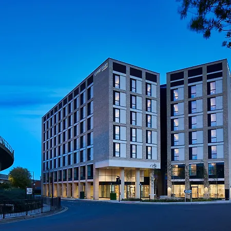 Courtyard By Marriott London City Airport-2