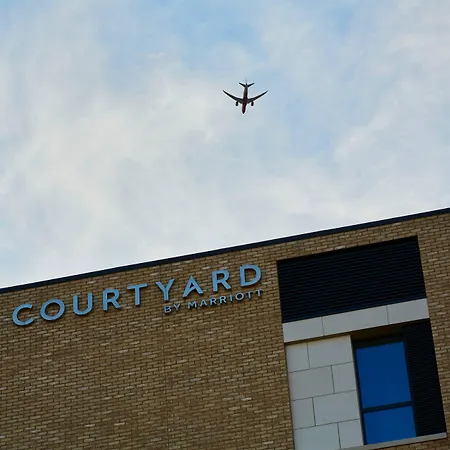 Courtyard By Marriott London City Airport-3