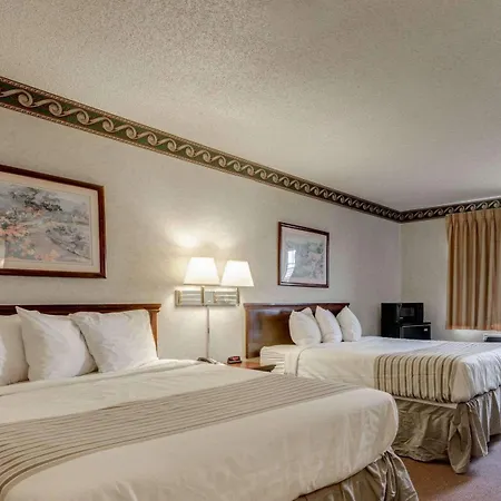 Econo Lodge Inn&Suites-2