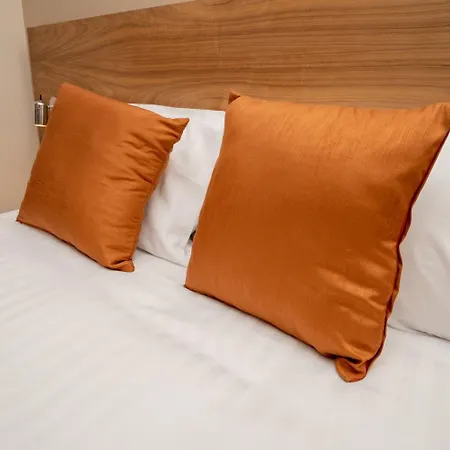 Eagle Hotel Luton Airport-3