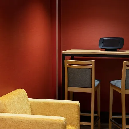 Ramada By Wyndham Leeds East-3