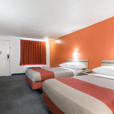Travelodge By Wyndham Lansing-2