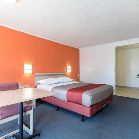 Travelodge By Wyndham Lansing-3