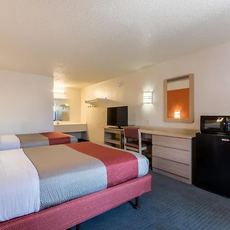 Travelodge By Wyndham Lansing-3