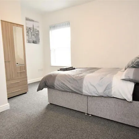 Townhouse @ 50 Birks Street Stoke-3